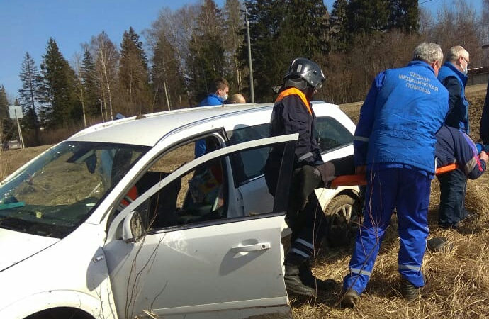 Рузские спасатели доставили в машину скорой помощи мужчин, пострадавших в ДТП