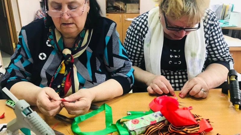 Рузские долголеты оформляют георгиевские ленточки