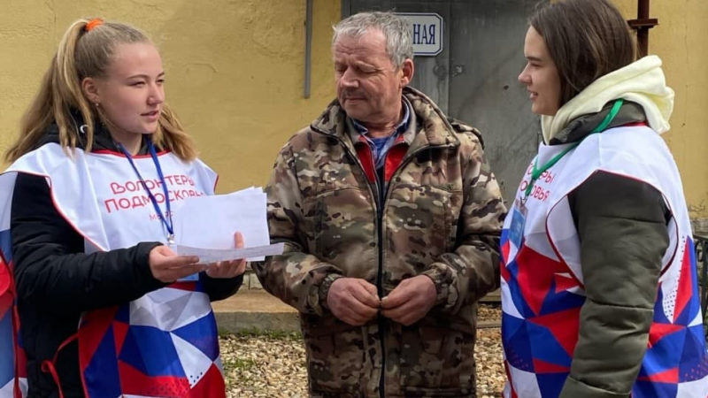 Волонтеры поясняют жителям Рузского округа, как проголосовать за благоустройство общественной территории