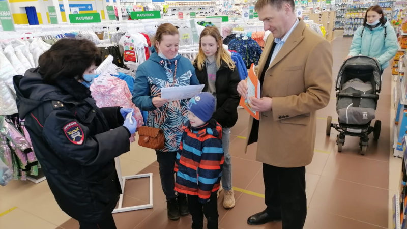 В Рузском округе детям раздавали светоотражающие браслеты