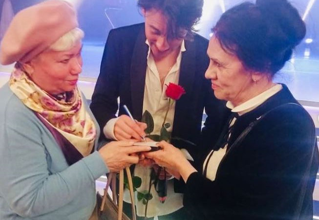 Рузские пенсионеры спели с молодым артистом