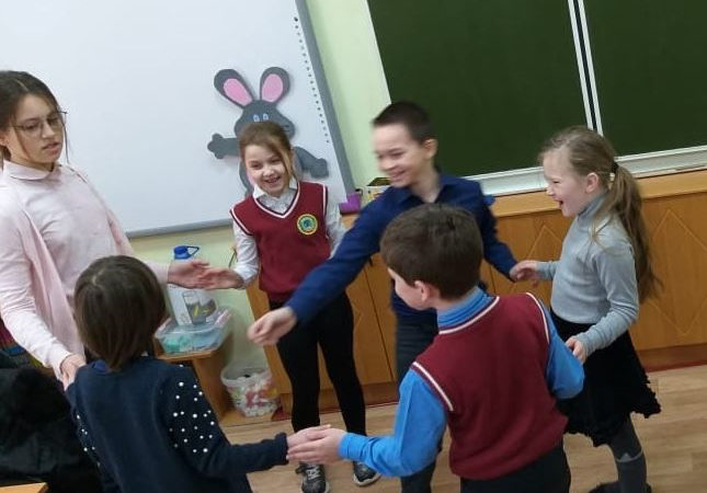 Кожинские волонтеры занимаются с младшеклассниками