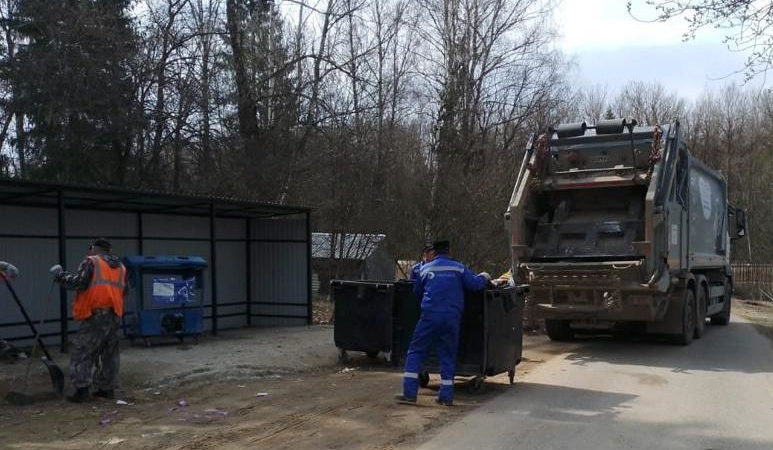 В Рузском округе убирают мусор на контейнерных площадках