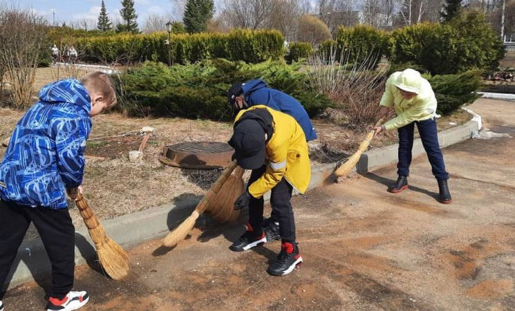 Лицеисты участвуют в месячнике по благоустройству