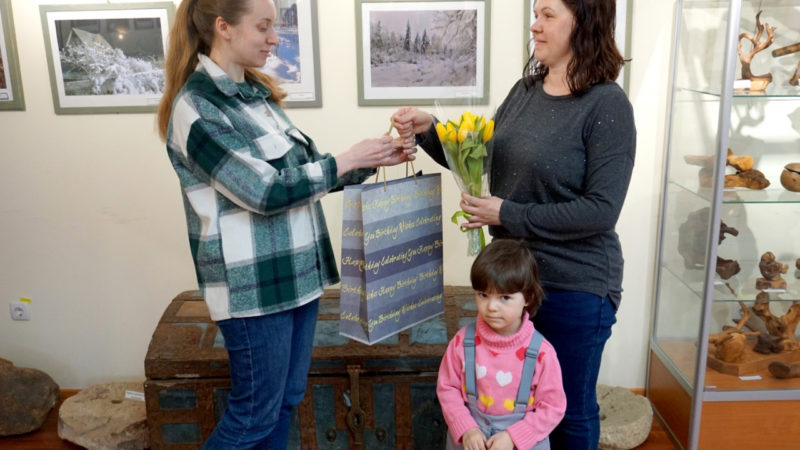 Участникам викторины вручили подарки