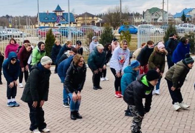 Ружане делали зарядку на свежем воздухе