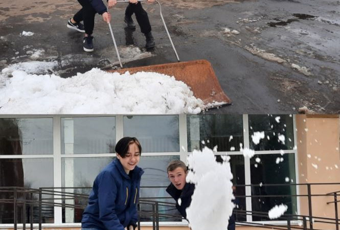 Космодемьянские волонтеры убирали школьный двор