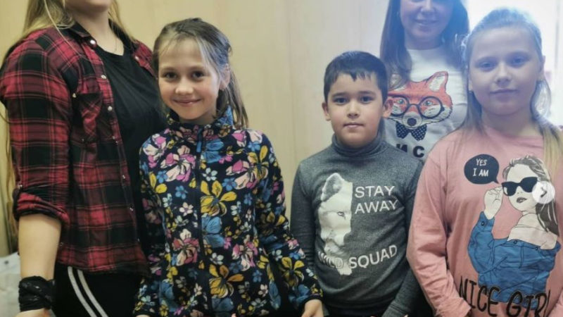 Дороховчане украсили библиотеку