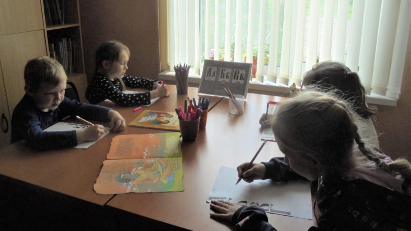 Маленькие ружане изучают старую азбуку