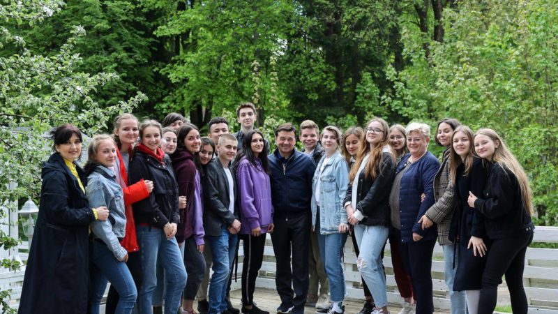 Андрей Воробьев поздравил тучковских выпускников с окончанием учебы