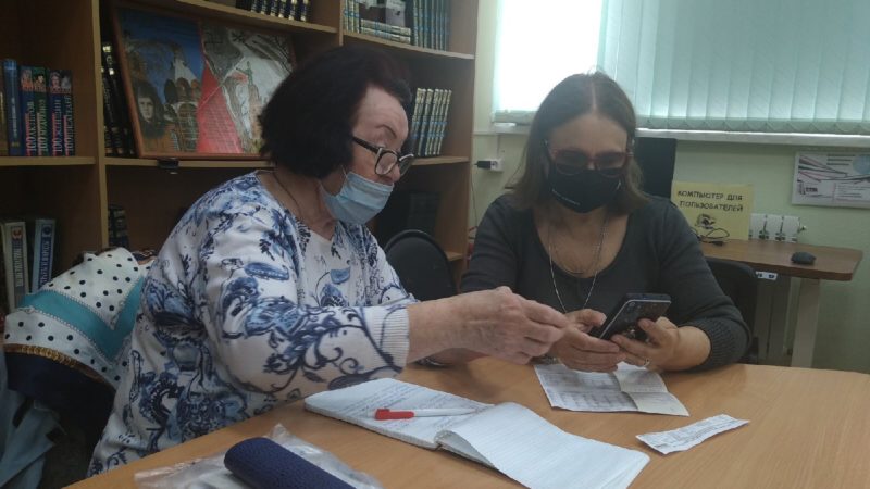 Нина Сергеевна осваивает смартфон