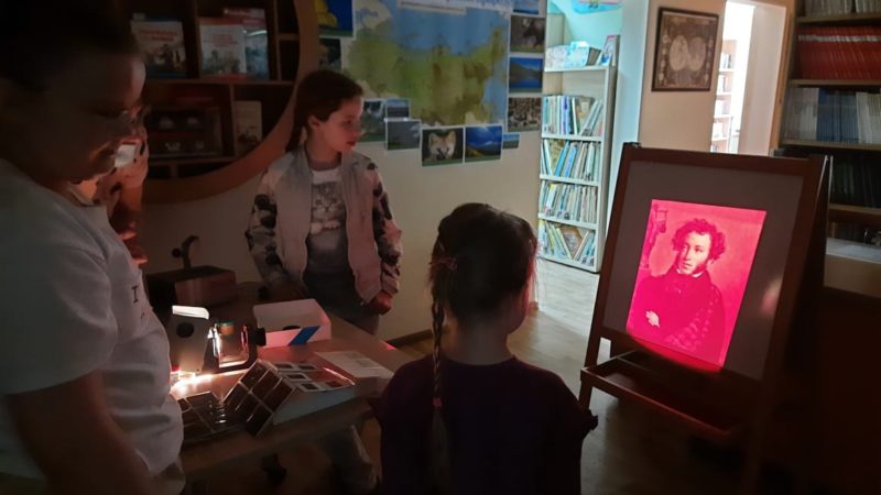 Тучковцы смотрят диафильмы