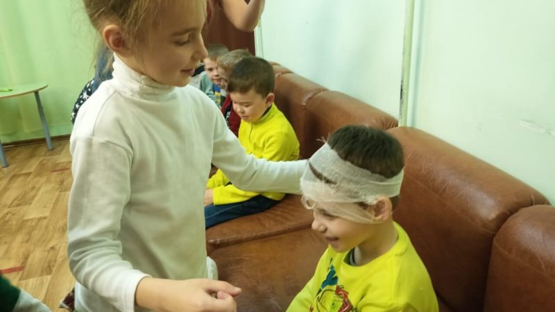 Маленькие ружанки играют в медсестер