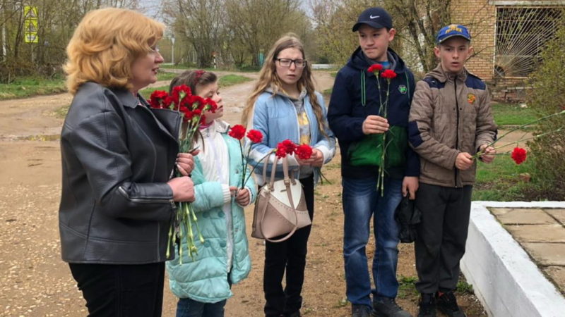 Юные ружане побывали у воинского мемориала в Старониколаево