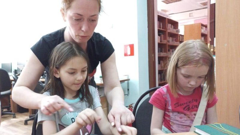 В Рузе прошел мастер-класс по плетению фенечек