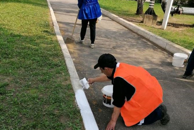 В Рузском округе красят бордюры