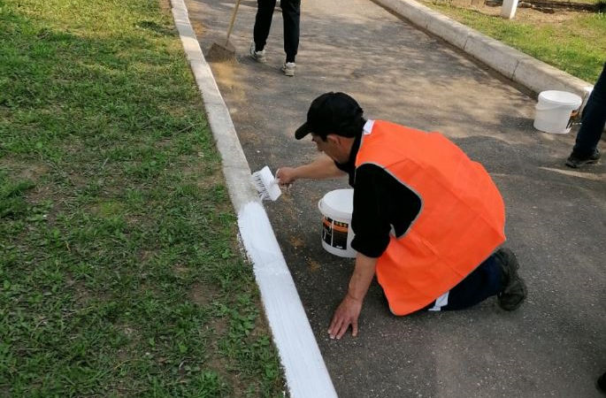 В Рузском округе красят бордюры