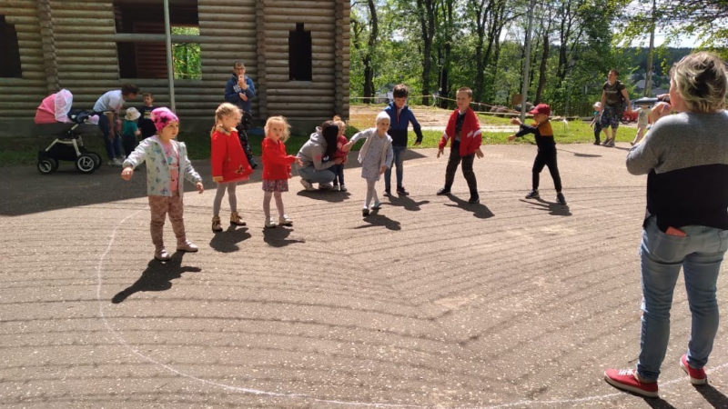 На «Городке» дети играли с весенним настроением