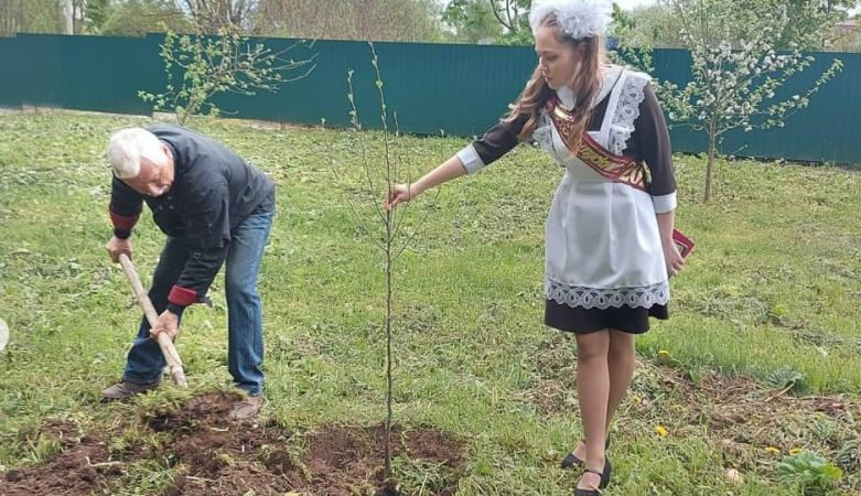Космодемьянские выпускники посадили деревья