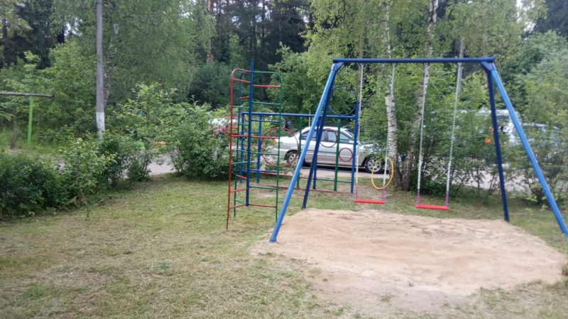 В Рузском округе красят игровые элементы на детских площадках