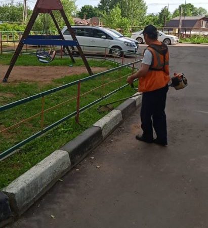 В Рузском округе стригут газоны
