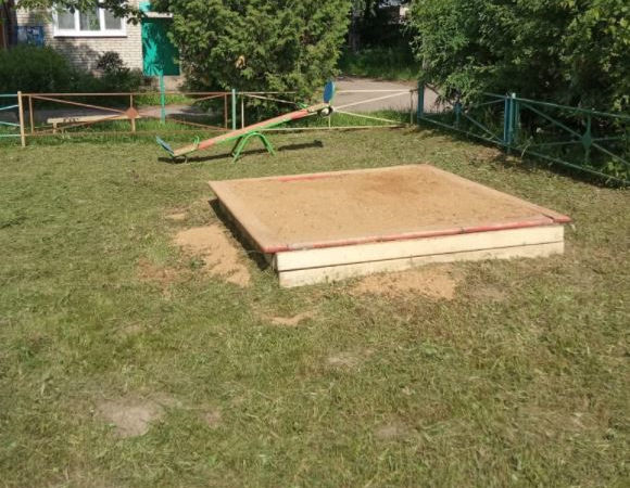 В Рузском округе завозят песок в песочницы