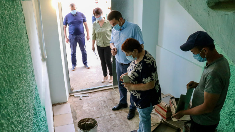 Николай Пархоменко осмотрел ремонт подъездов в Покровском
