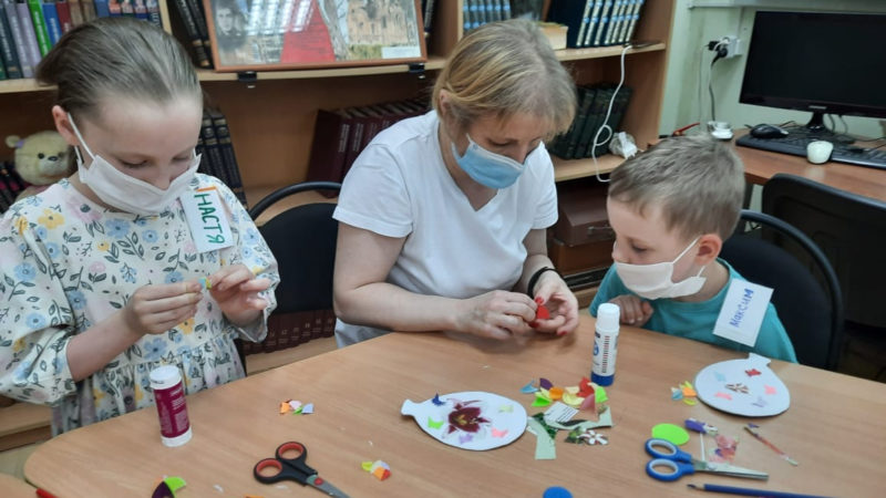 В Тучковской библиотеке делали открытки