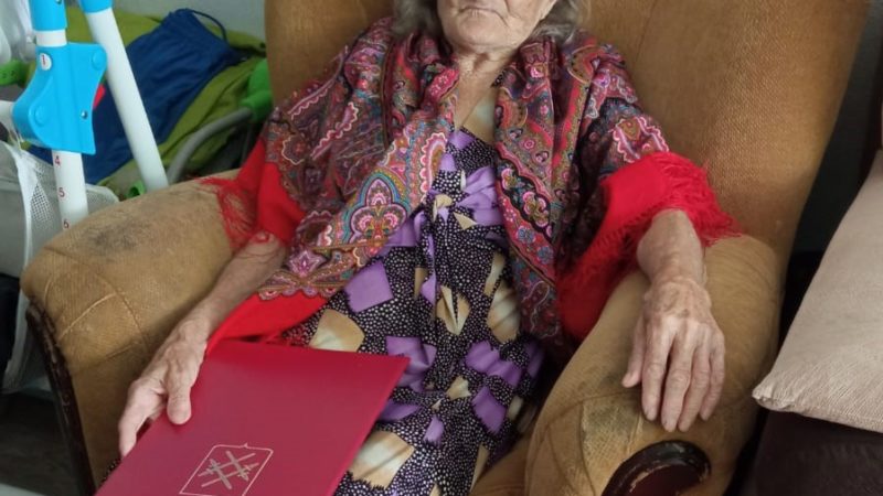Сотрудники территориального отдела Дороховский поздравили с 90-летием Нину Заказникову