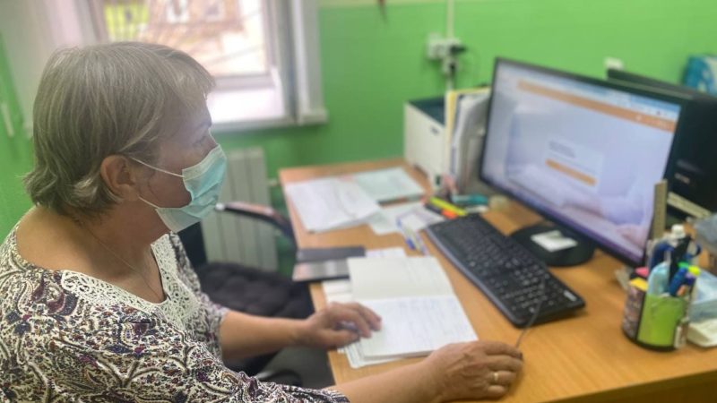 Специалисты Рузского ЦСО объясняют участникам клуба «Активное долголетие» как открыть личный кабинет МосОблЕИРЦ