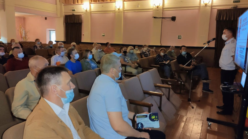 О безопасности дорожного движения в Рузском округе с помощью беседы, видео и листовки