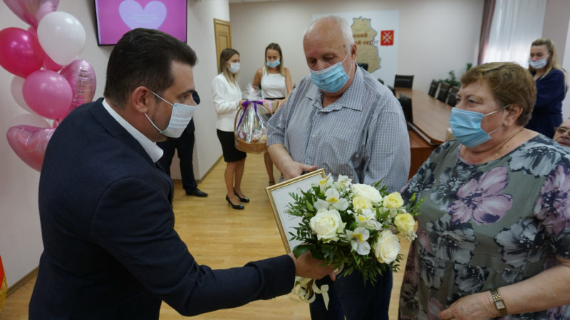 Семьям-юбилярам Рузского округа вручили подарки