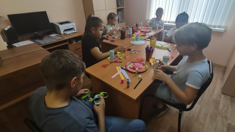 Юные жители Старой Рузы мастерили павлинов