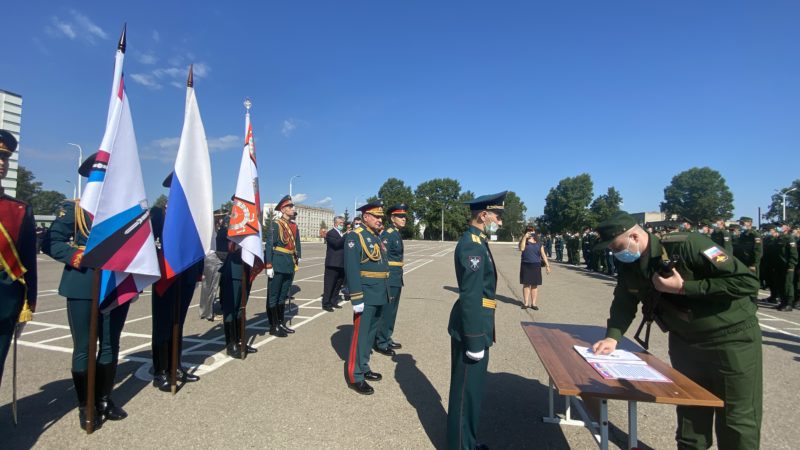 Заместитель министра обороны РФ генерал армии Дмитрий Булгаков поздравил военнослужащих