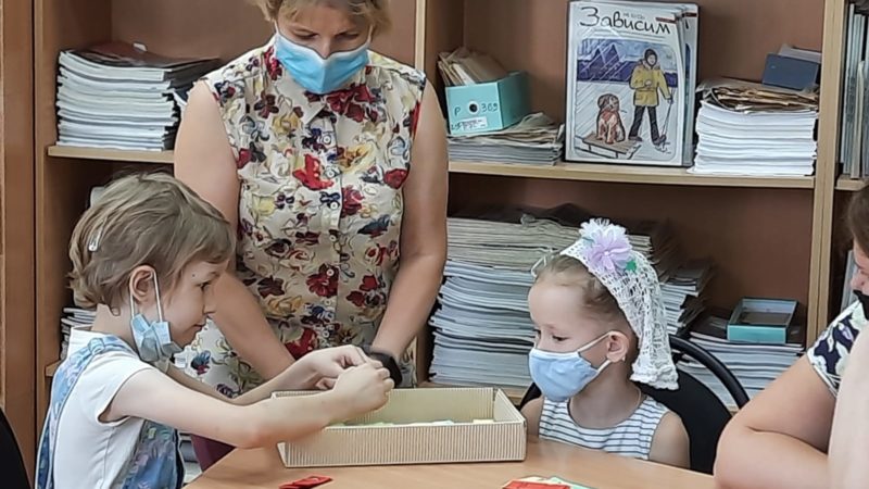 Сотрудники Тучковской библиотеки мастерили с детьми груши