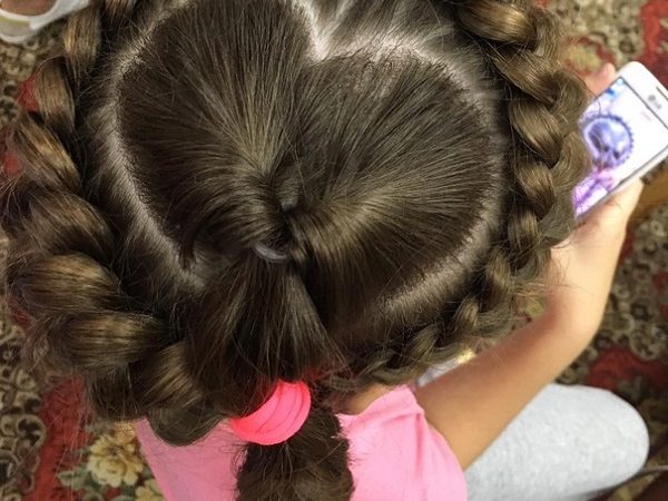 Сотрудники Рузской городской библиотеки провели мастер-класс по плетению кос