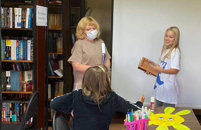 Сотрудники библиотеки в Старониколаево провели для детей игровую программу