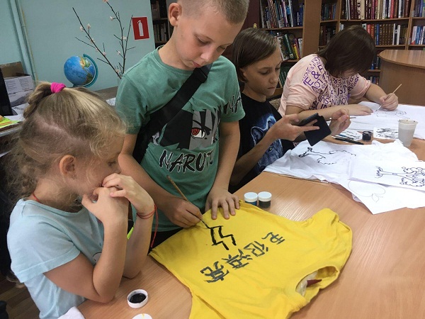 В Рузской библиотеке учатся расписывать футболки