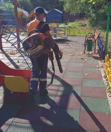В Рузском округе наводят чистоту на игровых комплексах