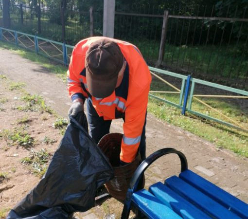 В Рузском округе убирают мусор на детских площадках