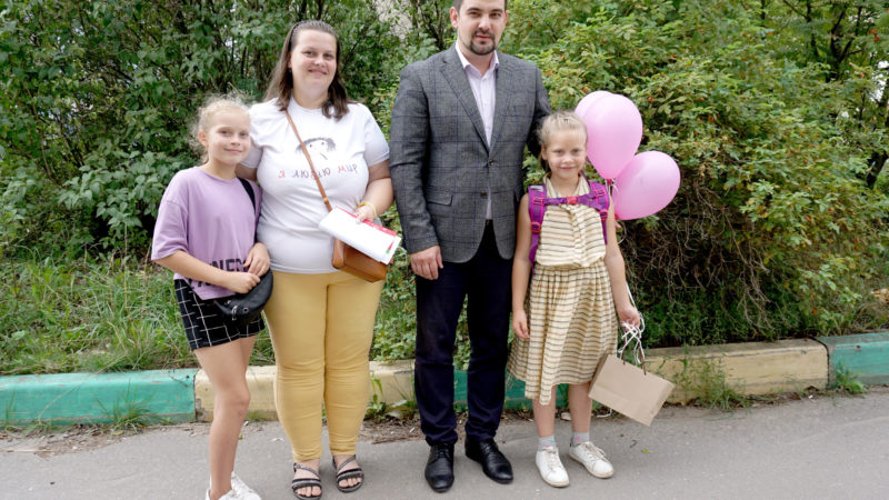Николай Пархоменко подарил ранцы первоклассникам из многодетных семей