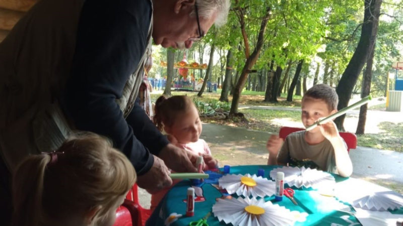 Юные ружане делали ромашки из бумаги