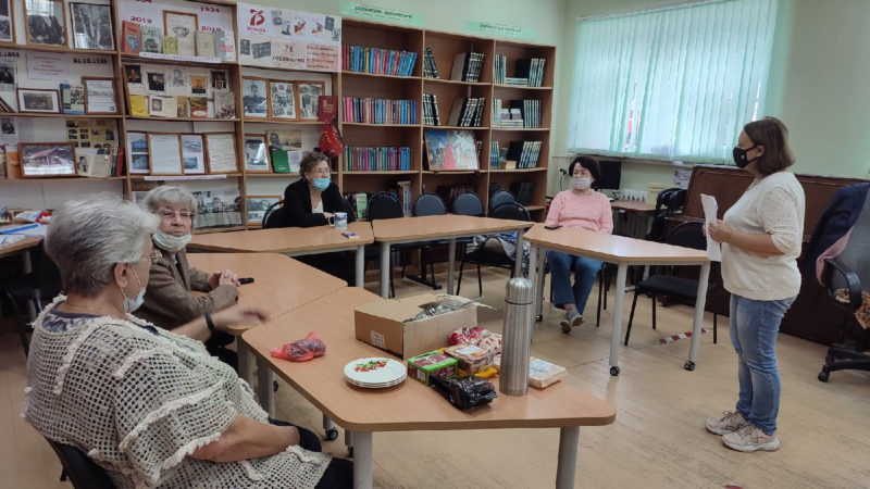 Тучковские пенсионеры душевно провели время в библиотеке