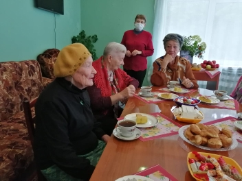 Беляногорские пенсионеры читали стихи об осени