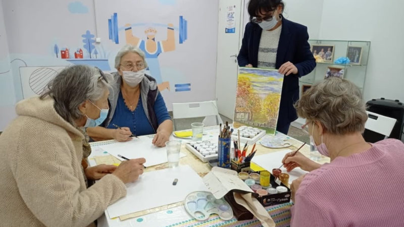 В Тучковской библиотеке рисовали пенсионеры