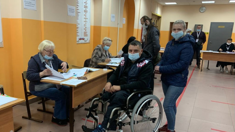 Люди с ограниченными возможностями смогли проголосовать на избирательных участках