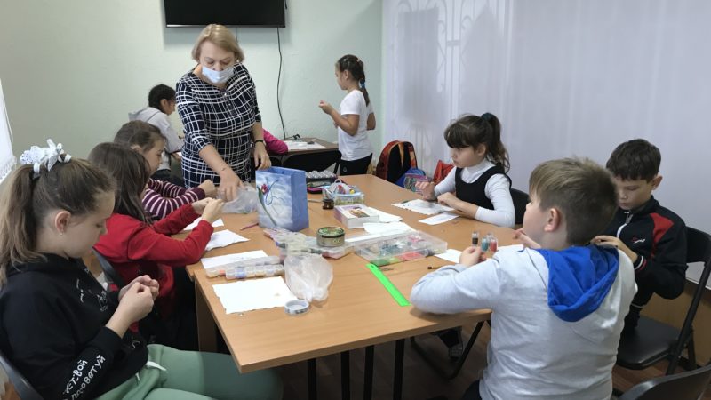 В Тучковской библиотеке прошло занятие кружка по рукоделию
