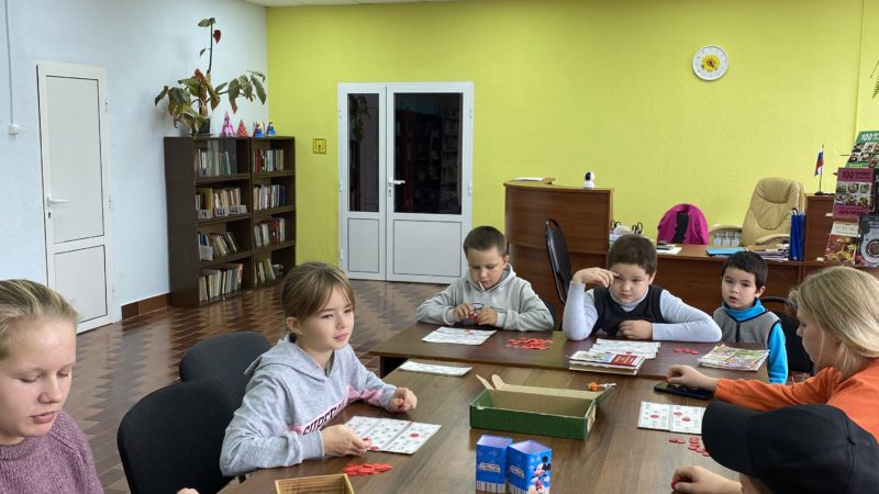Юные лидинцы играют в библиотеке