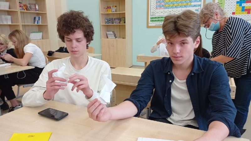 Тучковцы мастерили журавликов в технике «оригами»