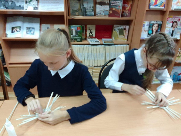 Рузская библиотека провела занятие клуба «Плетенка»